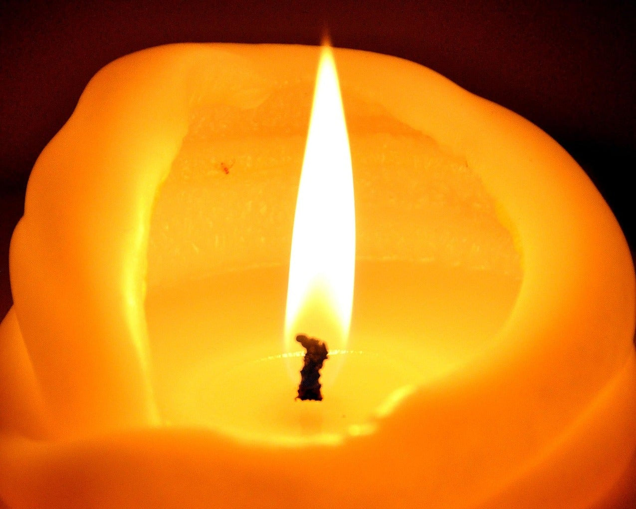 Lumières du Chabbat : Un Rituel Ancestral Illuminant le Foyer et l'Âme